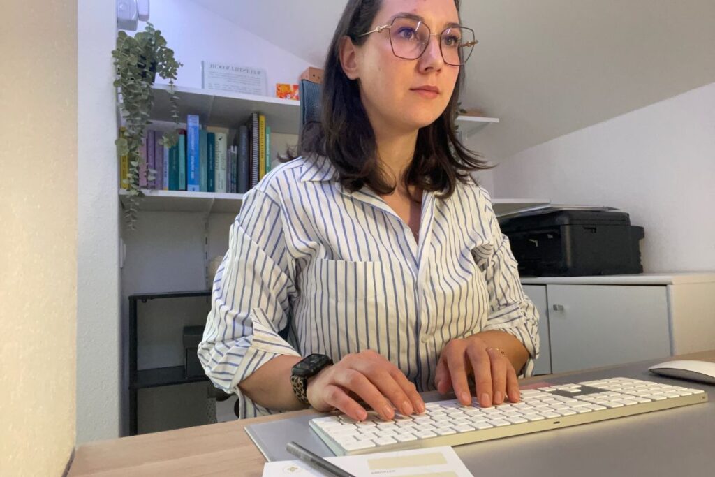 Lea Stecher von hearzig Familienbegleitung beantwortet am Laptop Anfragen zur Stillberatung, Schlafberatung und Beikostberatung in ihrem Büro.