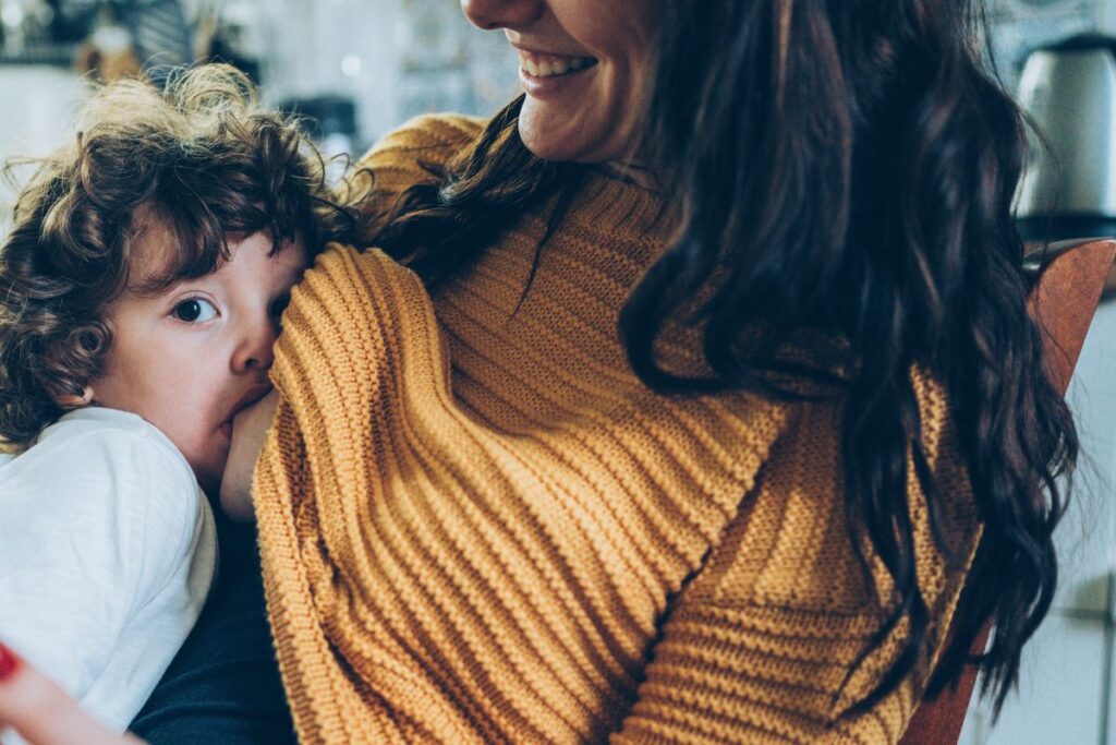 Mutter stillt ihr Kleinkind – Symbolbild für Langzeitstillen im Online-Stilltreff